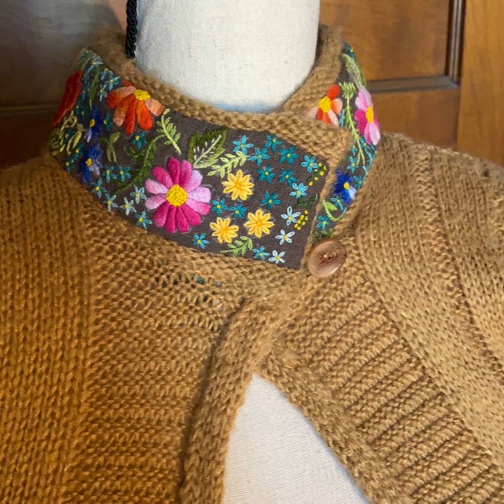 Vintage hand knit cardigan with embroidered collar
